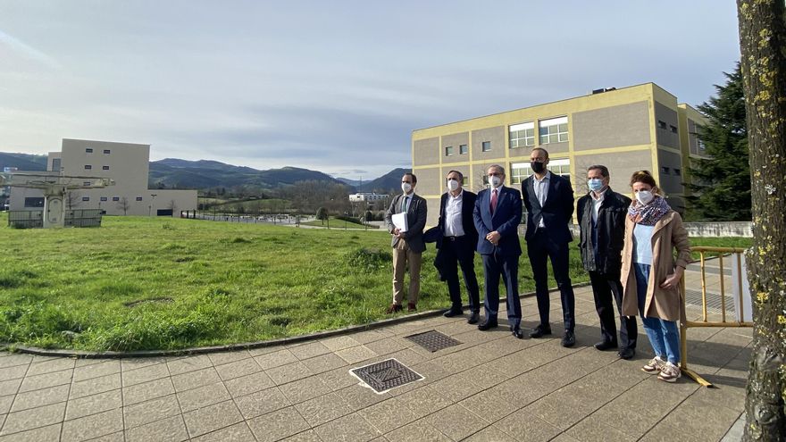 Representantes del Ayuntamiento de Torrelavega y la UC visitan la parcela en la que se construirá la residencia de estudiantes