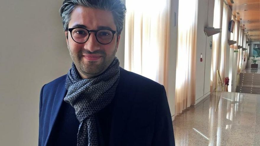 El director de la Orquesta y Coros Nacionales de España (OCNE), David Afkham, durante la entrevista con EFE en la que hablado de la ópera "Tristan e Isolda" que la formación interpretará mañana y el domingo en el Auditorio Nacional.