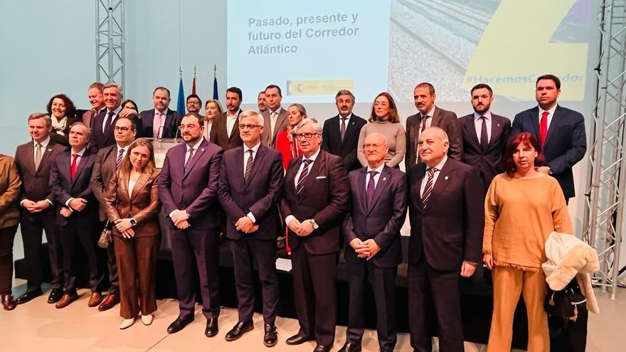 Fotografía de familia de autoridades en la presentación del Comisionado para el Corredor Atlántico en Gijón.