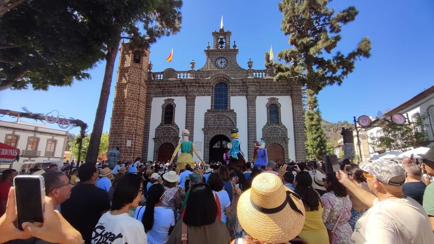La bandera del Pino ya ondea en lo alto de la Basílica de Teror, este año sin mojarse