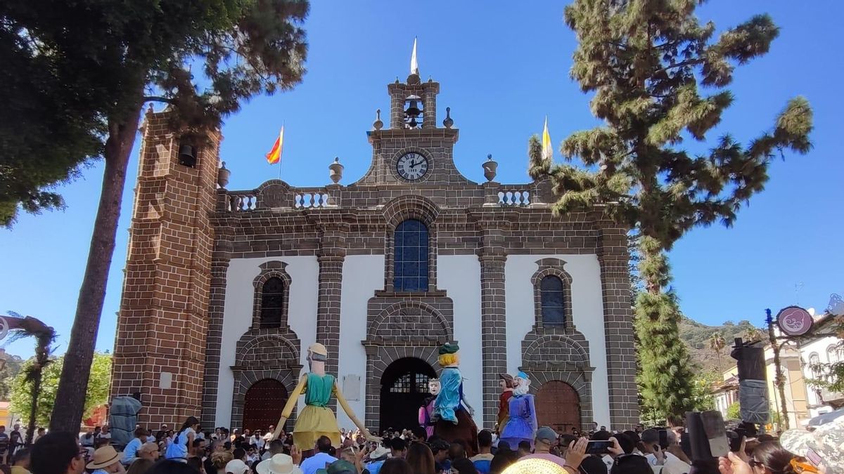 La bandera del Pino ya ondea en lo alto de la Basílica de Teror, este año sin mojarse