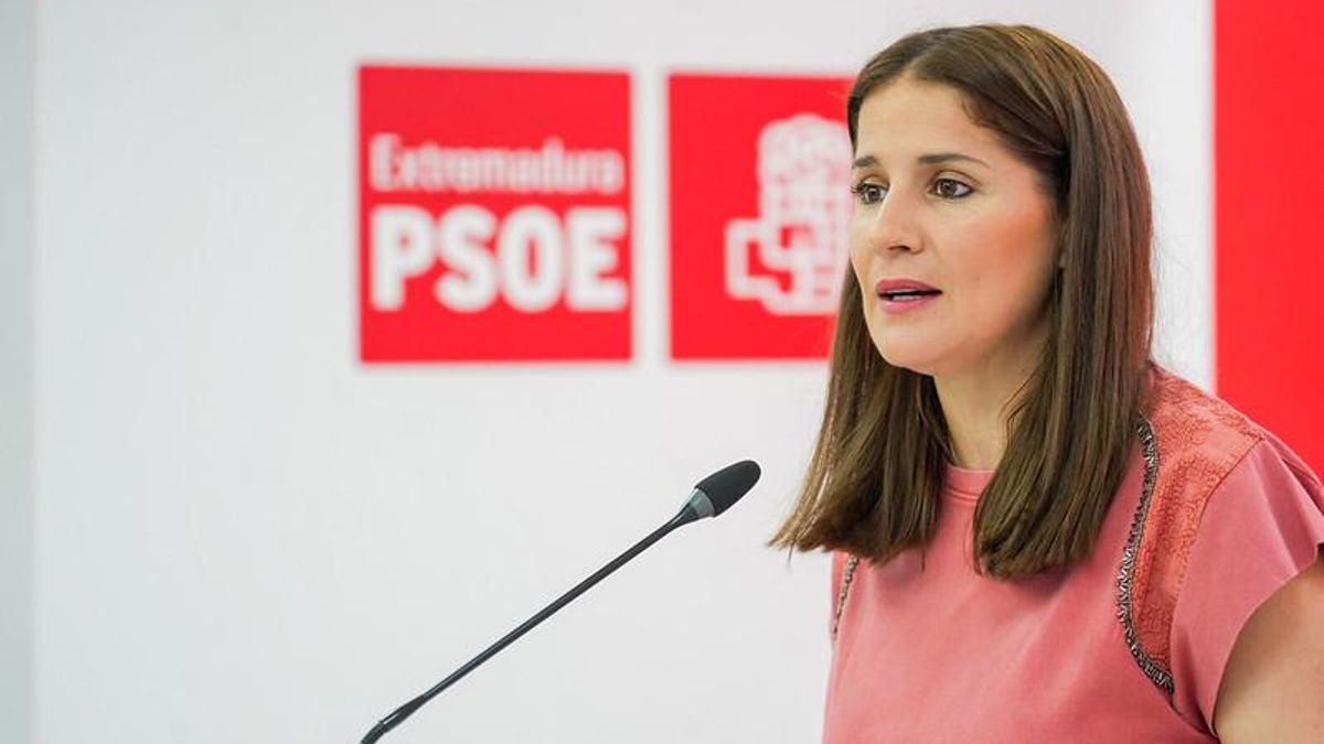 La portavoz del PSOE de Extremadura, Isabel Gil Rosiña, en la rueda de prensa de este lunes