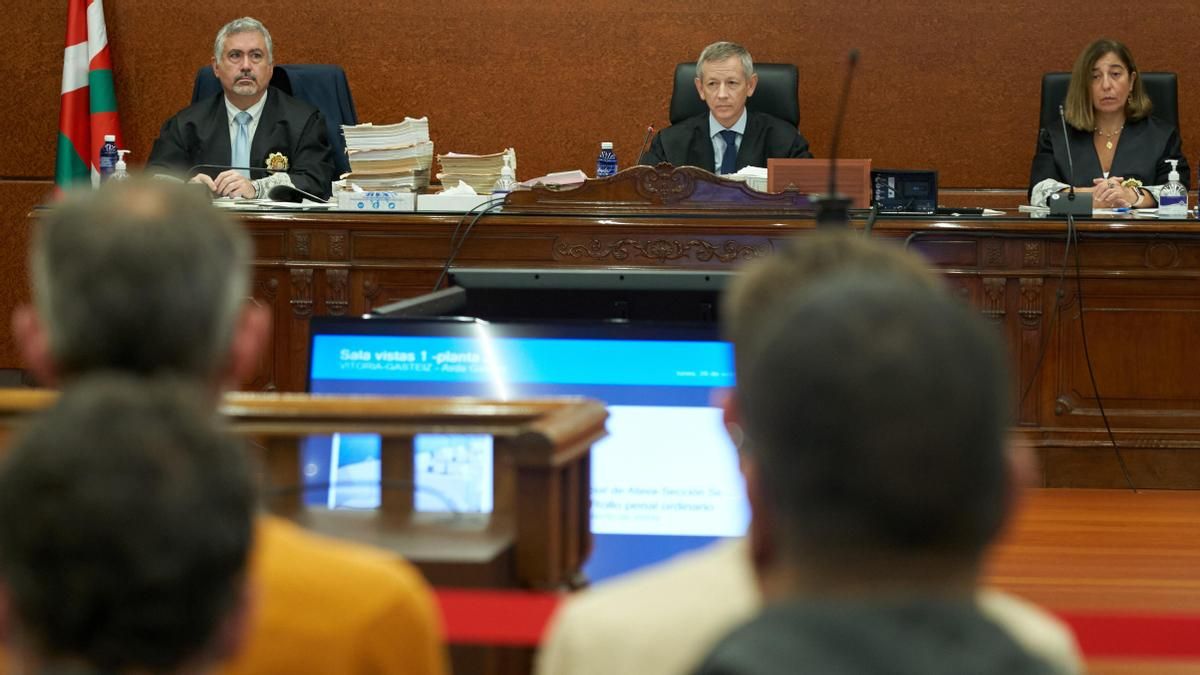 Los jueces Poncela, Cabero y Zulueta se abstienen al verse 'contaminados' para juzgar el caso de la OPE de Osakidetza