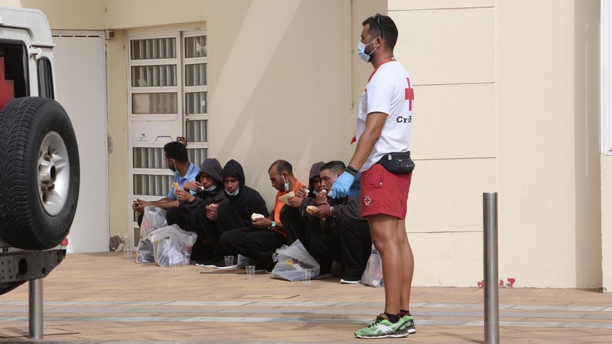 Varias personas asistidas por Cruz Roja en Playa del Inglés, al sur de Gran Canaria, tras llegar en patera por sus propios medios.