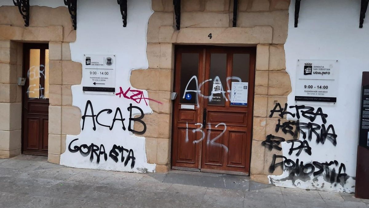 Pintadas en la tenencia de alcaldía de Altza, en San Sebastián