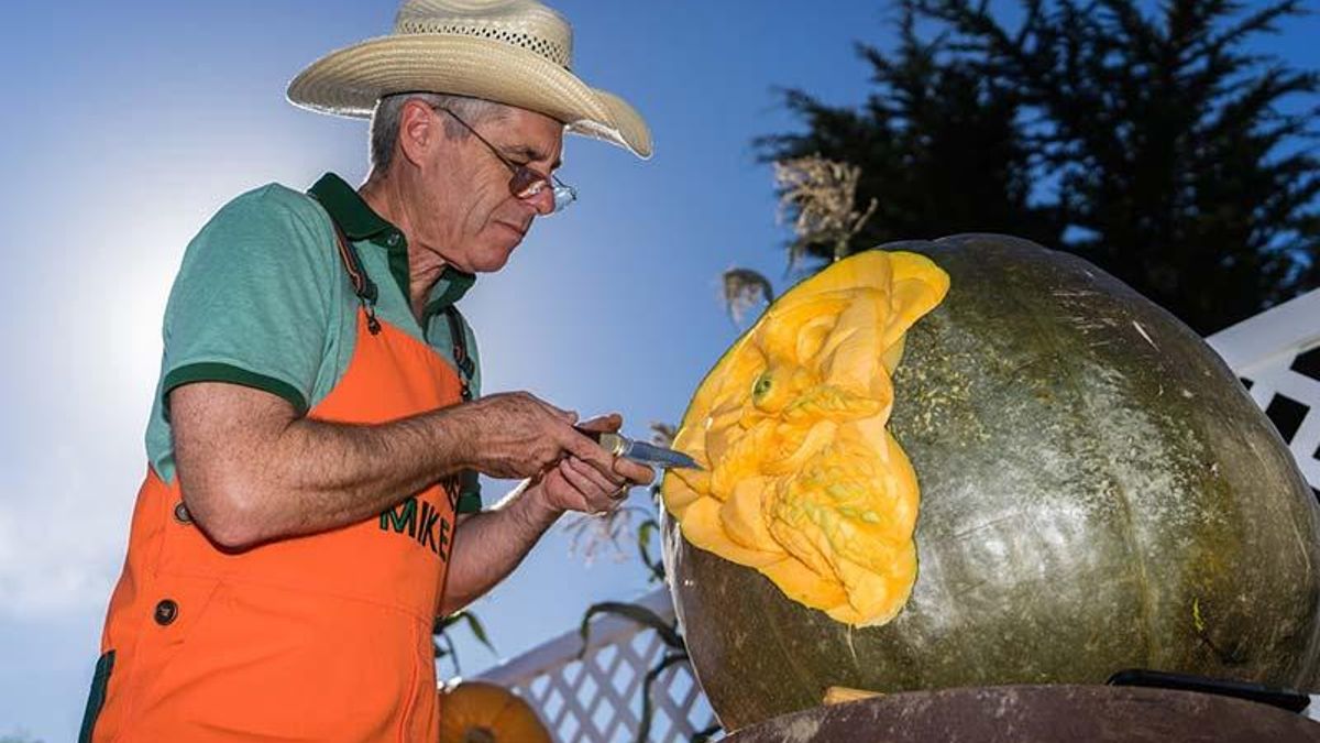 Mike Valladao  tallando una de sus populares calabazas