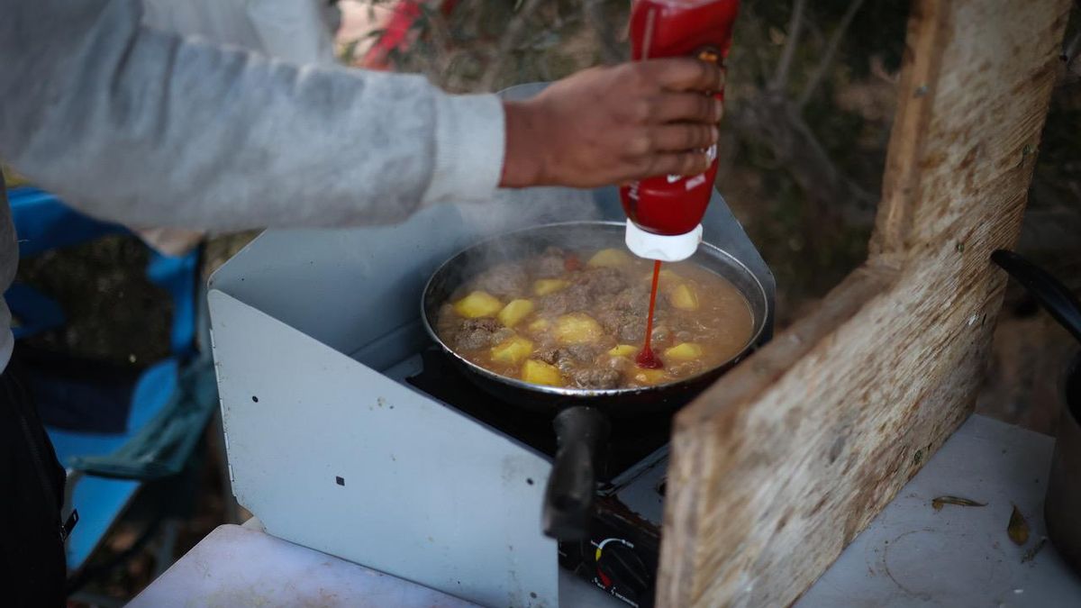 Cocinando el almuerzo en la villa miseria ibicenca.