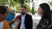 Raquel Ejerique e Ignacio Escolar atienden a los periodistas tras declarar en los juzgados por el Máster de Cifuentes.