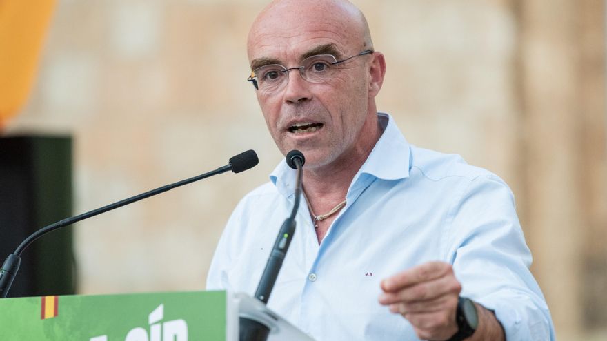 El candidato de la formación al Parlamento Europeo, Jorge Buxadé, realiza unas declaraciones a la prensa durante un acto de campaña de Vox.