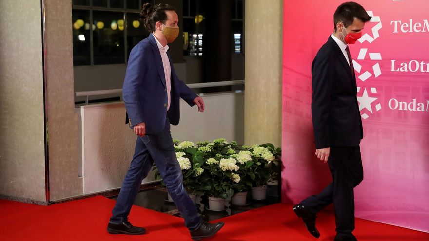 El candidato a la presidencia de la Comunidad de Madrid por Unidas Podemos, Pablo Iglesias, acompañado por el director general de Telemadrid, José Pablo López