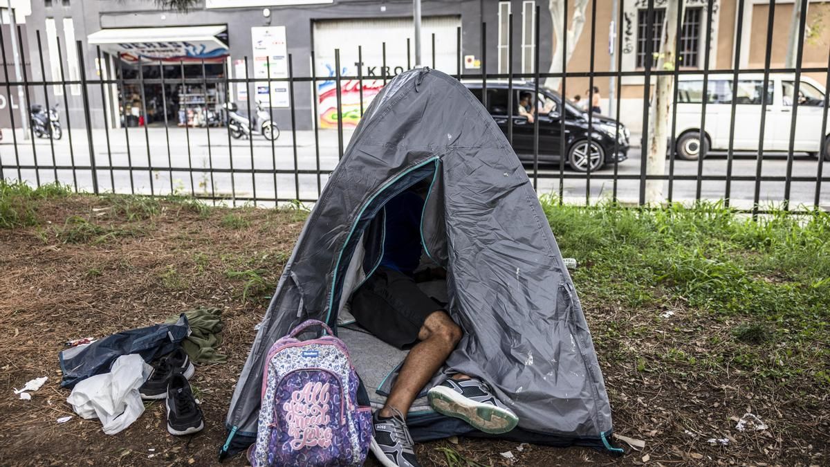 Mustafá es una de la veintena de personas sinhogar que duerme en el parque de la Estació del Nord de Barcelona
