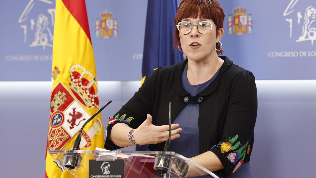 La portavoz adjunta de Sumar, Águeda Micó, durante la rueda de prensa que ha ofrecido este martes en el Congreso.
