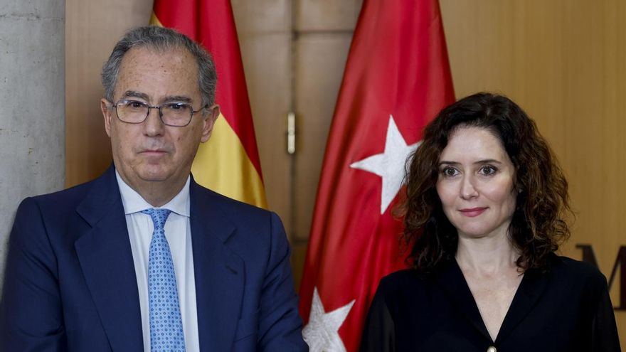 La presidenta de la Comunidad de Madrid, Isabel Díaz Ayuso, acompañada por el vicepresidente regional, Enrique Ossorio