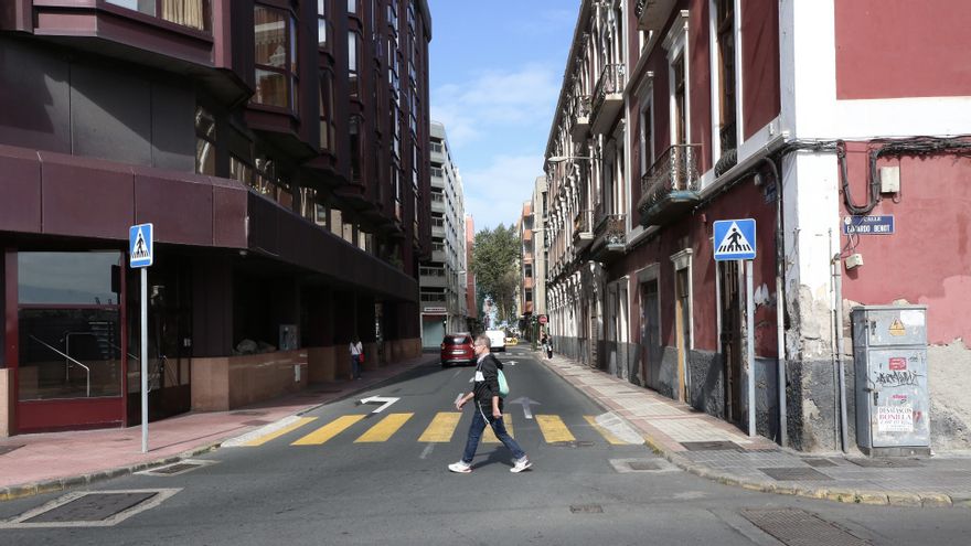 이웃보다 관광용 아파트가 더 많은 라스 팔마스 데 그란 카나리아(Las Palmas de Gran Canaria) 거리의 오후.
