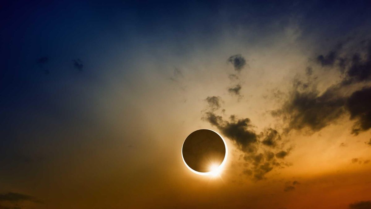 Otro punto de reparto de gafas para el eclipse en La Rioja y los consejos para observarlo con seguridad