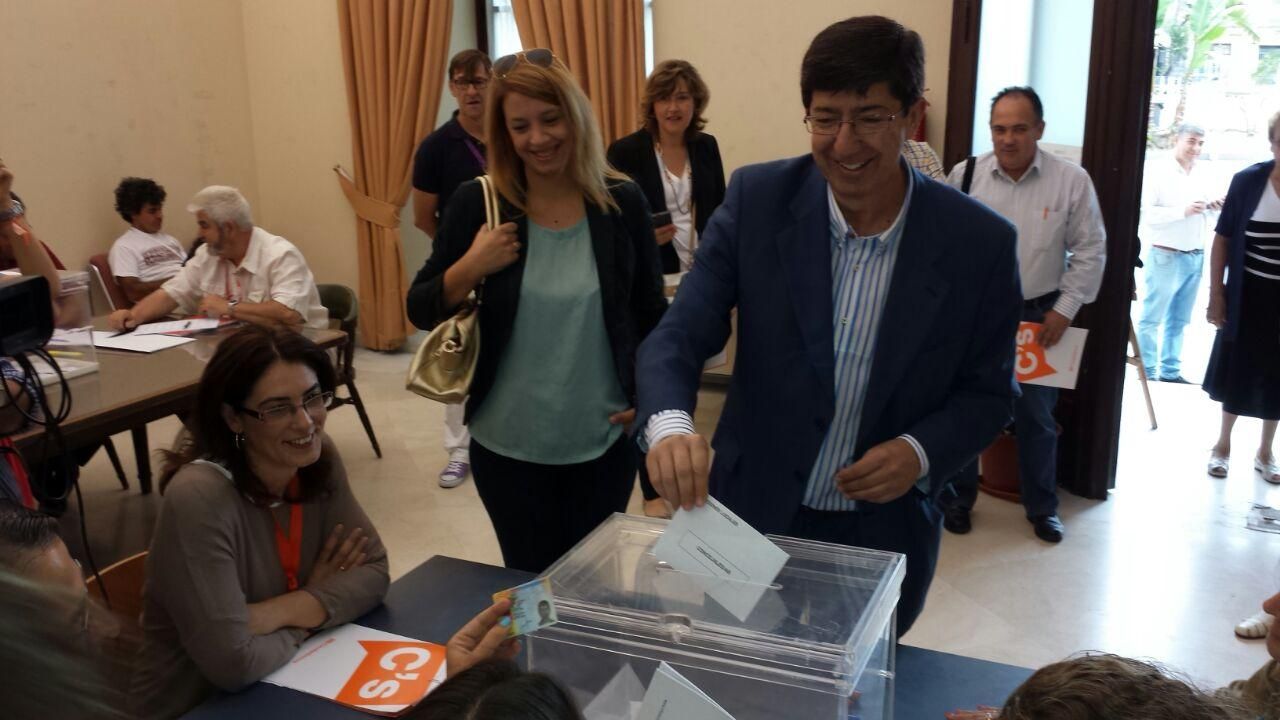 Juan Marín vota en Sanlúcar de Barrameda