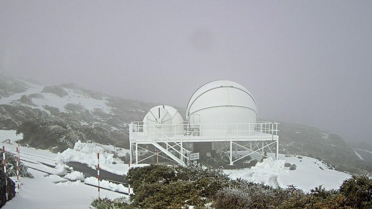 En la imagen, entorno de los telescopios Warwick, en el Observatorio del Roque de Los Muchachos, en la mañana este miércoles, cubierto de nieve. Imagen captada de la webcam de los telescopios Warwick.