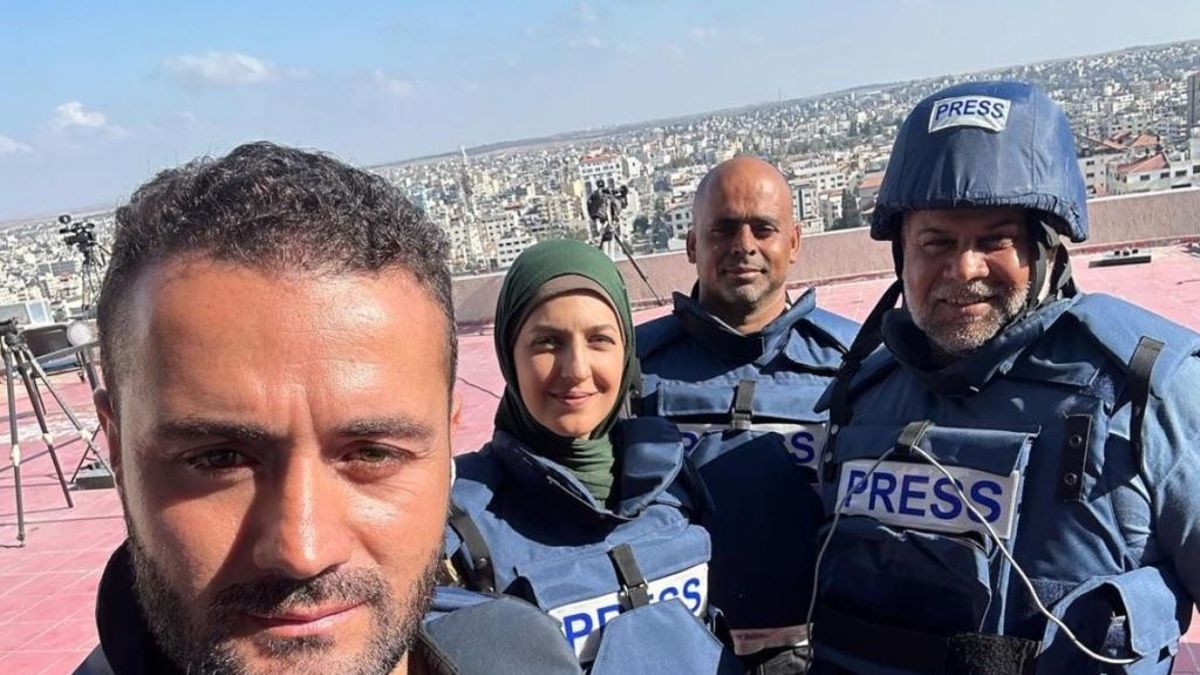 La periodista Youmna El Sayed con varios compañeros. Gaza, 2024