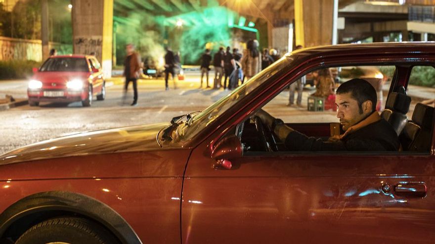 Álex García, conduciendo en el rodaje de 'El inmortal'