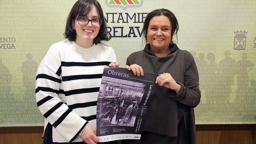 La comisaria Sara del Hoyo y la concejala de Cultura, Esther Vélez, presentan la exposición 'Obreras. Las mujeres en la Sniace'.