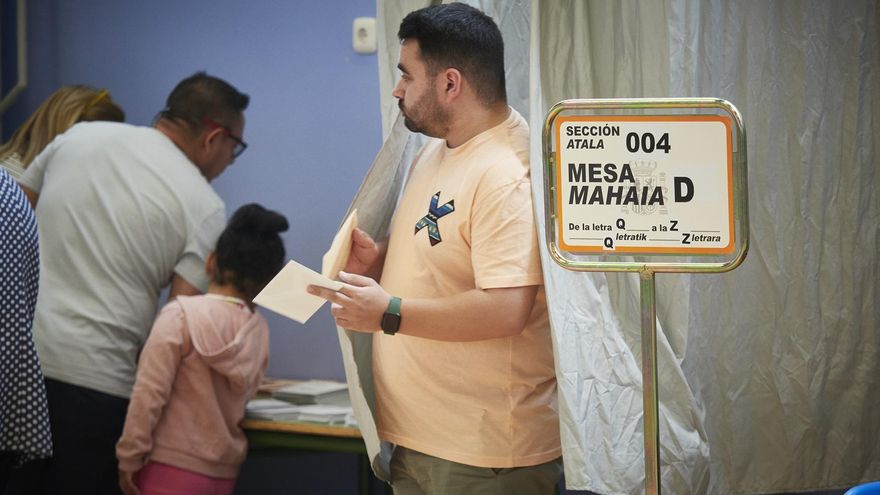 Votaciones en un colegio electoral de Pamplona este 28 de mayo de 2023.
