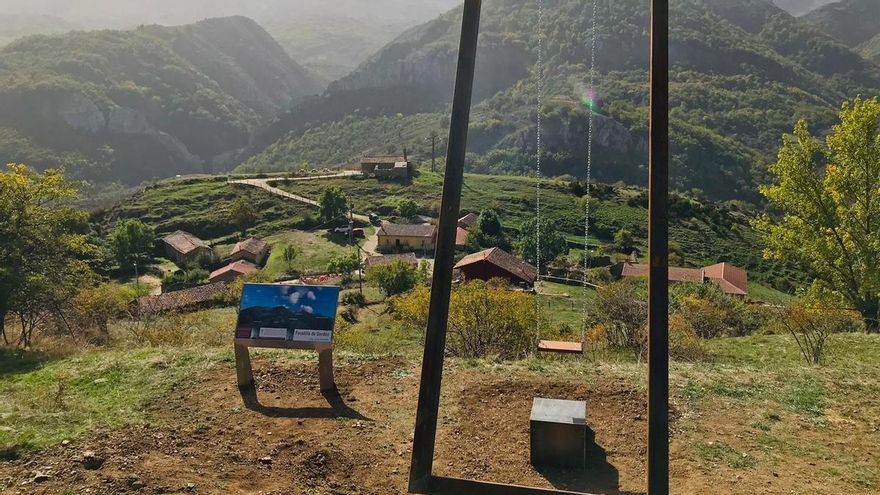 Al fondo, la iglesia y las vistas desde el columpio-escultura de Paradilla de Gordón.