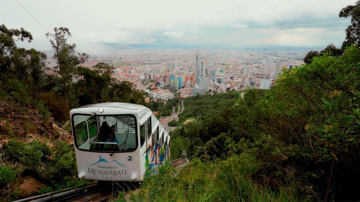 Monserrate alberga un teleférico que brinda una vista panorámica donde los visitantes sienten que flotan sobre la ciudad de Bogotá