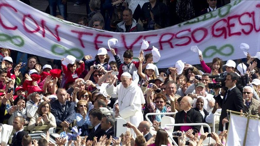 El Papa dice que los cristianos no pueden mostrar el Evangelio "divididos y entre envidias"