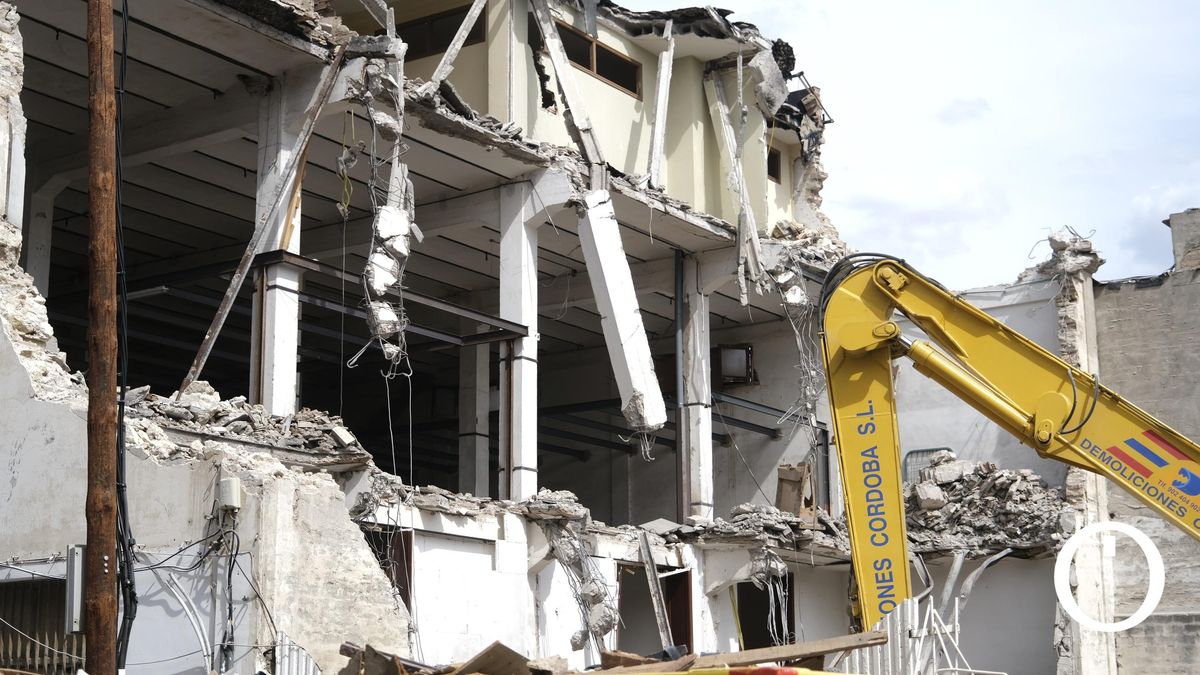 Comienza la demolición del histórico edificio de Muebles Martínez
