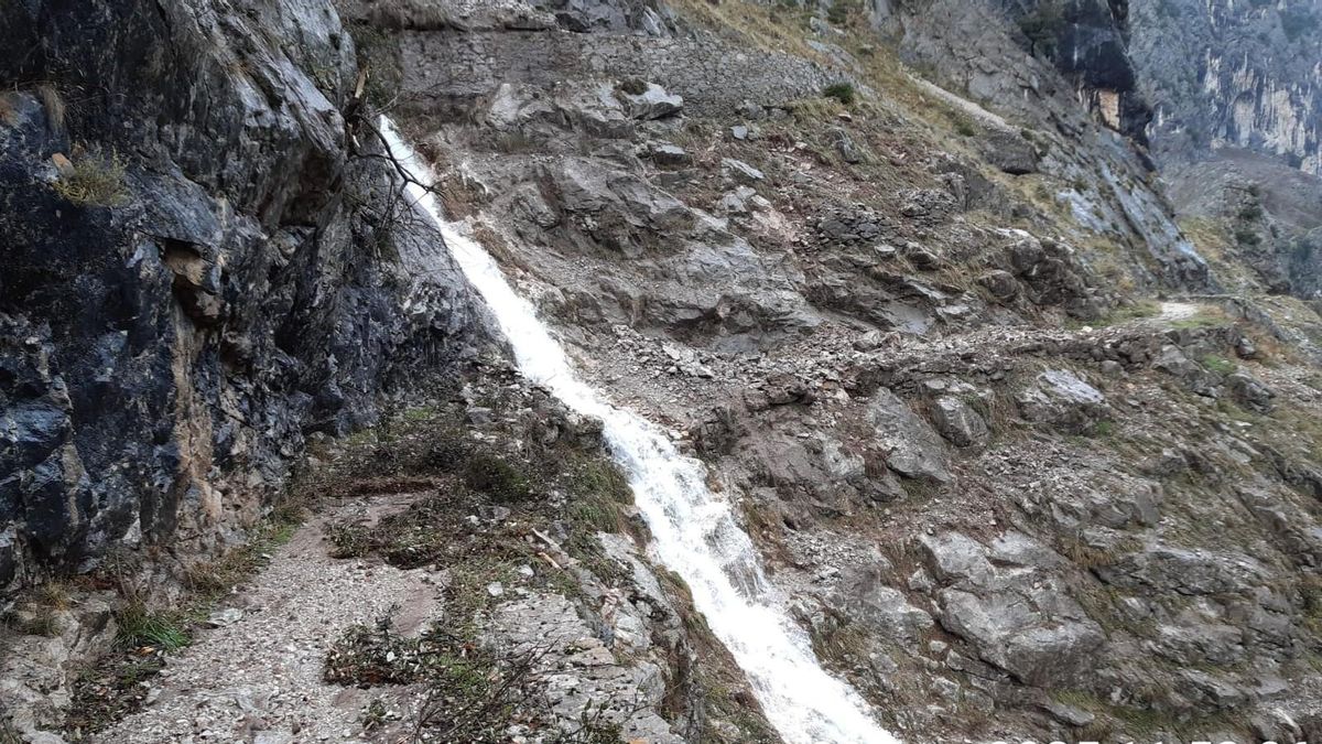 Reabierta la Ruta del Cares en Picos de Europa tras el desprendimiento que provocó una 'cascada' peligrosa