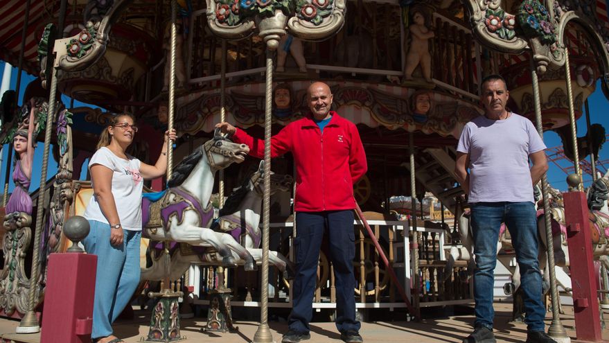 MÁLAGA, 30/09/2022. Empleados de Tivoli World,  en una de las atracciones del parque. FOTO: JESÚS MÉRIDA.
