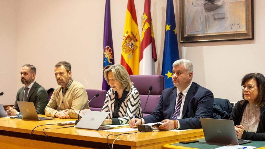 PSOE y Aike abandonan el pleno de Guadalajara al presentar la alcaldesa una declaración por el 8M: "Blanquea a Vox"