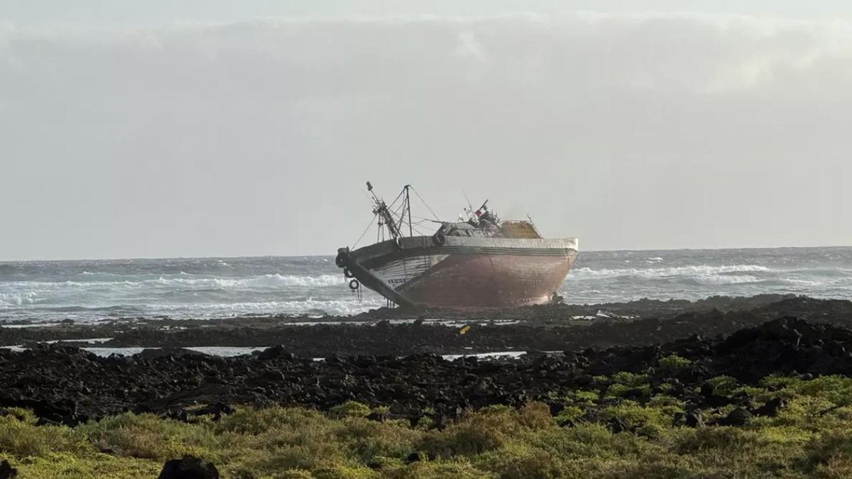 El atunero que encalló esta madrugada en el norte de Lanzarote N.G.V.