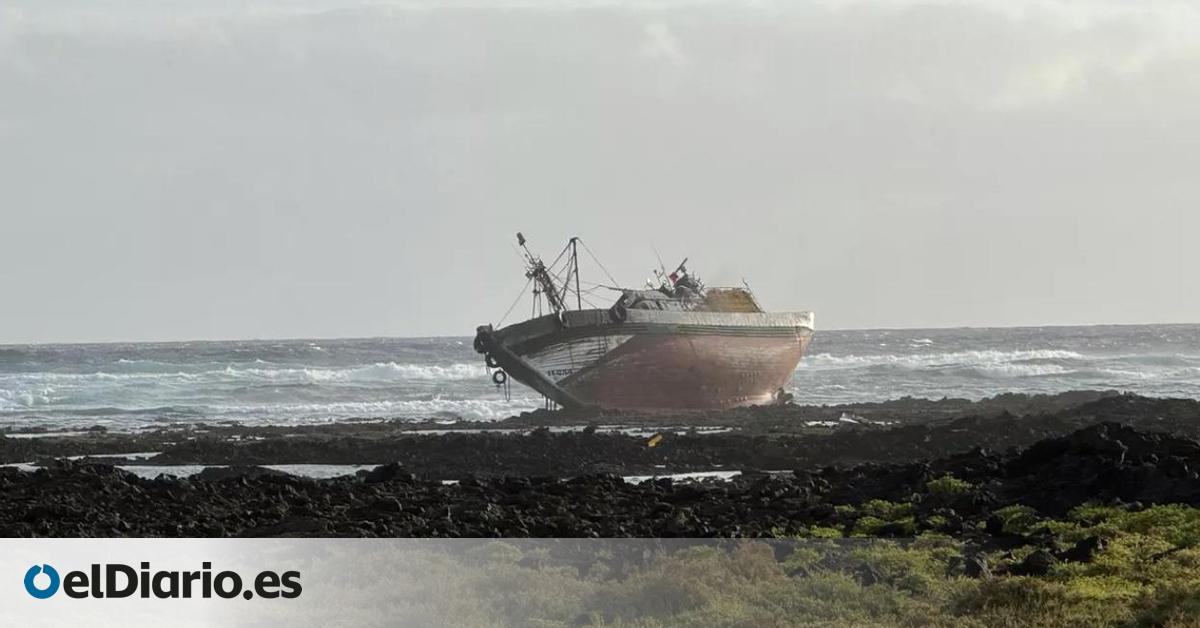 El Gobierno canario da por finalizada la alerta por el vertido del atunero que encalló en Lanzarote