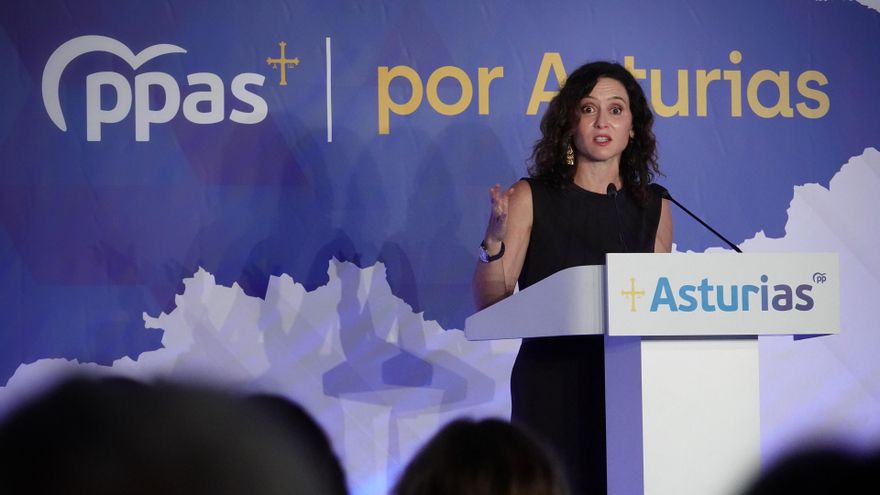 La presidenta de la Comunidad de Madrid, Isabel Díaz Ayuso, interviene durante la gala de entrega del primer Premio ‘Tomás Antuña’, a 29 de agosto de 2025, en Llanes, Asturias (España).