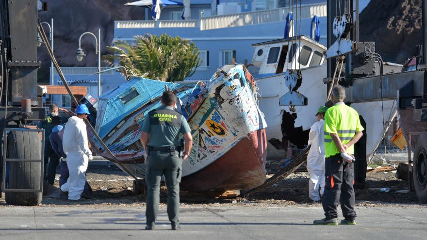 El cayuco llegado este lunes a El Hierro deja dos niños evacuados a Tenerife y cinco adultos hospitalizados