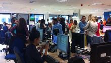 Plante de la redacción de informativos de RTVE ante el tratamiento de la renuncia de Echenique. Foto: Twitter @sirahtuitea