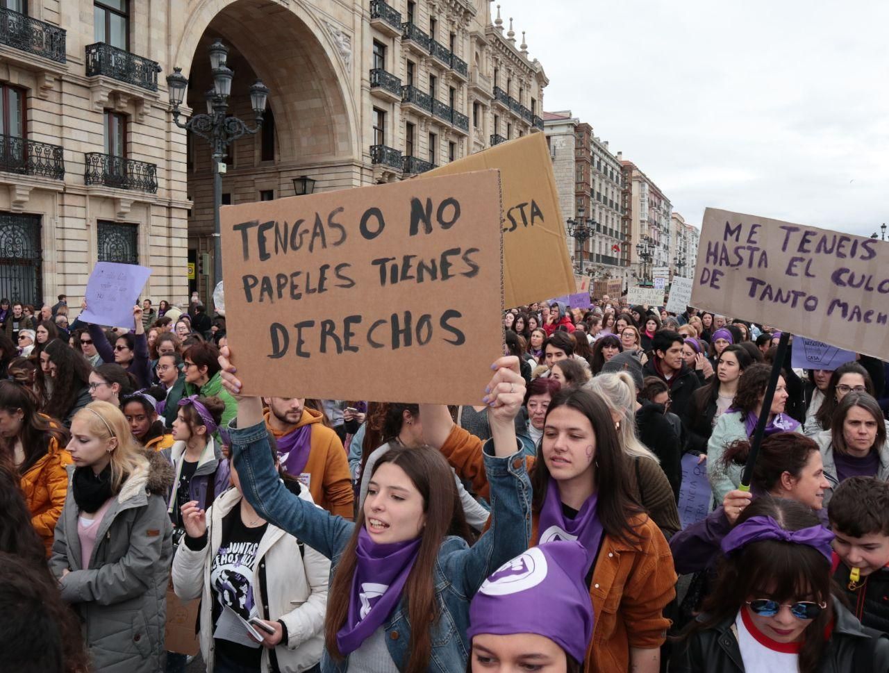 Manifestación feminista por el 8M en Santander. | ANDRÉS HERMOSA
