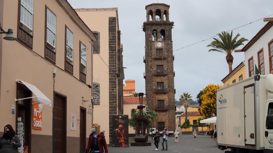 Varias personas con mascarilla caminan por las calles de La Laguna