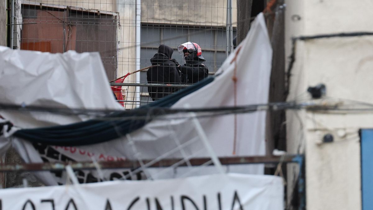 Un ertzaina y un joven durante el desalojo del gaztetxe de Rekalde. EFE/ Luis Tejido