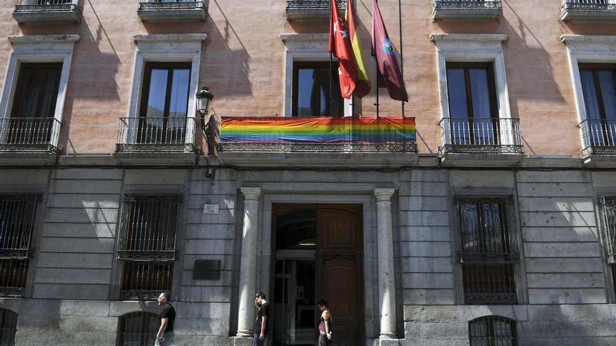 La bandera LGTB en la junta de distrito centro. / Ahora Madrid