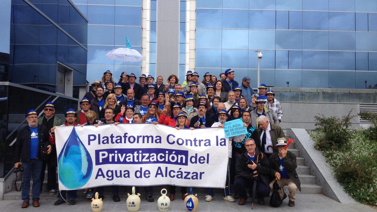 Los vecinos de Alcázar reclaman que el agua sea pública en la sede de Aqualia de Madrid / P.C.