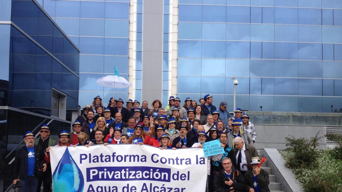 Los vecinos de Alcázar reclaman que el agua sea pública en la sede de Aqualia de Madrid / P.C.