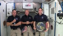 Captura del video de la NASA donde aparecen los astronautas de la NASA Chris Cassidy (d) y el comandante Douglas Hurley (c) mientras escuchan a Robert L. Behnken (i) este lunes en la Estación Espacial Internacional (EEI).