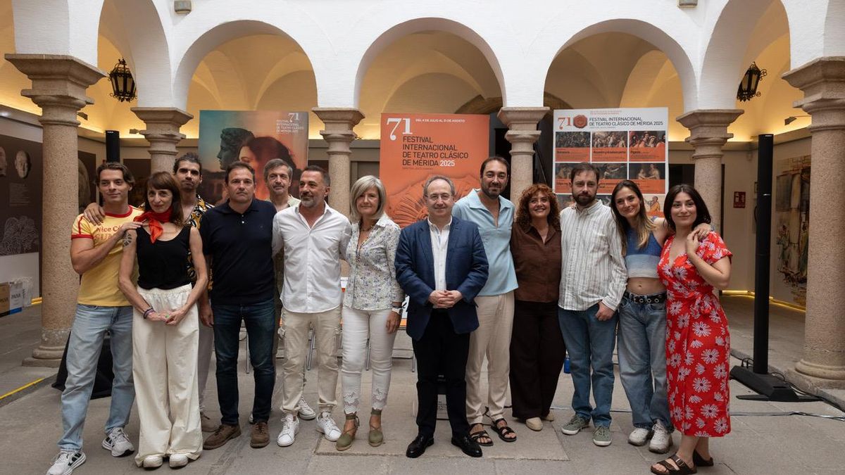 Reparto de 'Jasón y las furias' durante la presentación de la obra, este lunes en Mérida