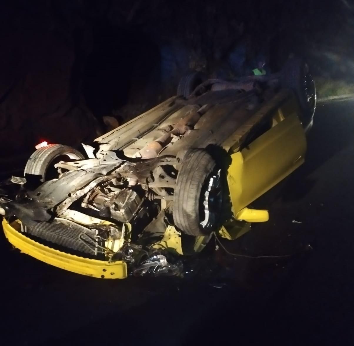 Estado del vehículo tras el vuelco en el barranco de La Herradura.