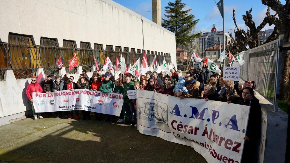 Decenas de padres y docentes del colegio Antonio Valbuena protestan en León contra el abandono del centro
