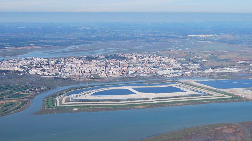 La polémica solución para las balsas de fosfoyesos junto a un barrio de Huelva: "Enterrarlas no evita el problema"