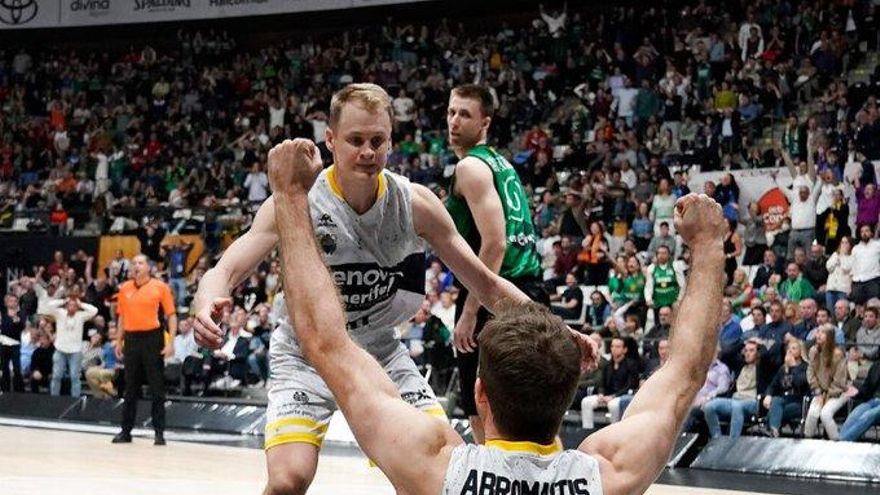 El Lenovo Tenerife se mete en la final de Copa con un tapón prodigioso de Abromaitis