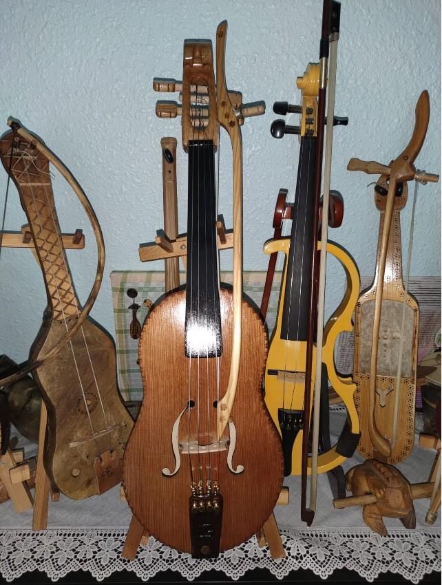 Rabeles artesanos fabricados por Mario González.